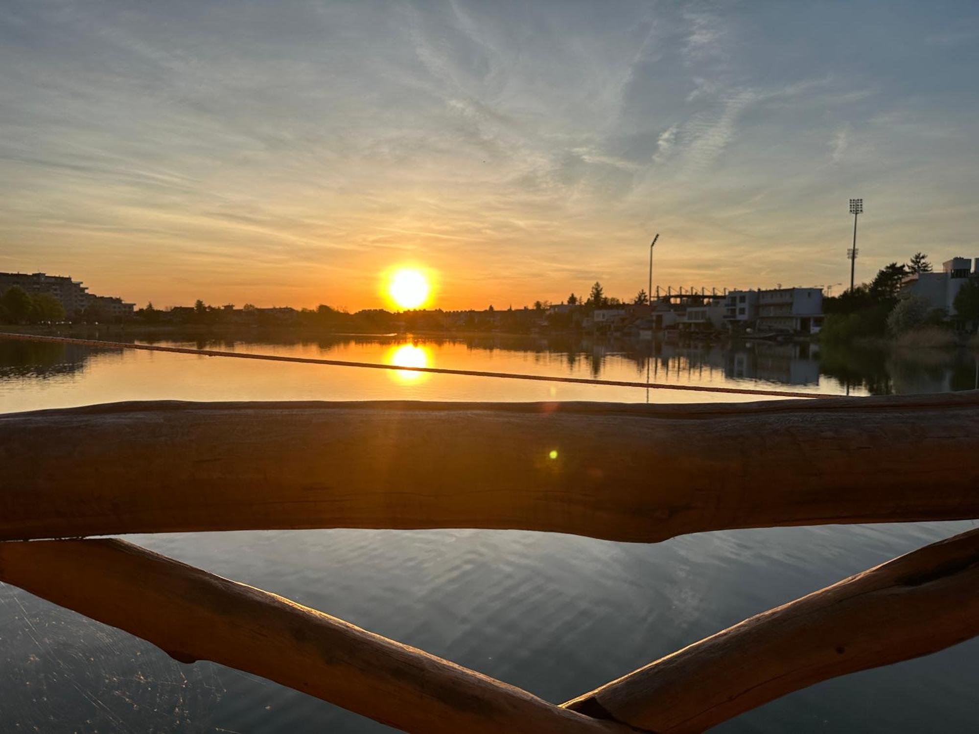 Tahiti Sunshine - Chatka Na Vode Senec Exteriér fotografie