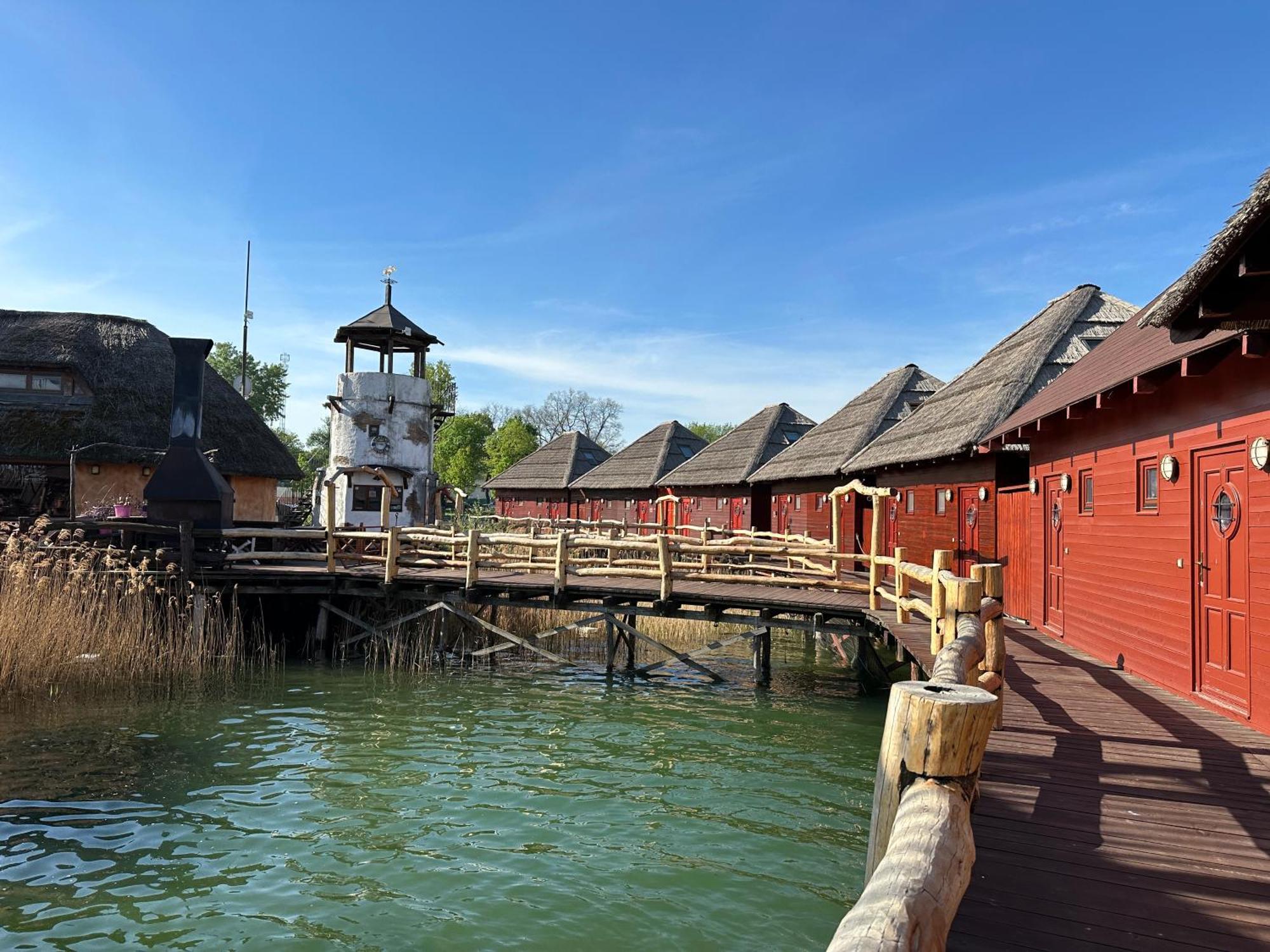 Tahiti Sunshine - Chatka Na Vode Senec Exteriér fotografie